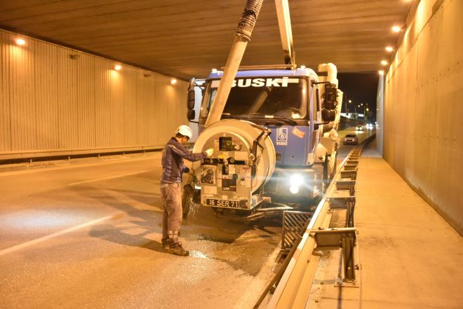 klim deiikliine bal olarak son yllarda yaanan ani ve iddetli yalarn sadece Trkiye?de deil, dnya genelinde nemli bir sorun haline geldiini hatrlatan Bursa Bykehir Belediye Bakan Alinur Akta, bu sorunun ancak gl bir altyap ile alabileceini vurgulad.