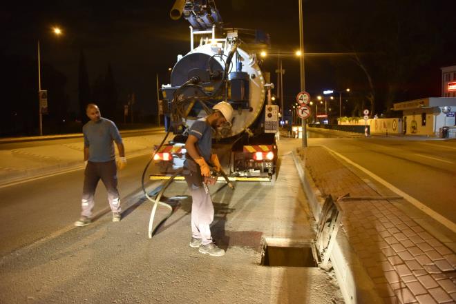 Ani ve youn yalar sonucu oluan sel basknlarnn Trkiye?nin farkl ehirlerinde de yaam olumsuz etkilediini hatrlatan Bakan Akta, ?Bursa?da yaanmas muhtemel olumsuzluklarn nne gemek adna almalarmza hz verdik. BUSK ekiplerimiz trafik aknn seyrek olduu gece saatlerinde, belirlenen gzerghlarda hummal bir alma srdryor. Temennimiz benzer sel basknlarnn Bursa?da yaanmamas?? diye konutu.