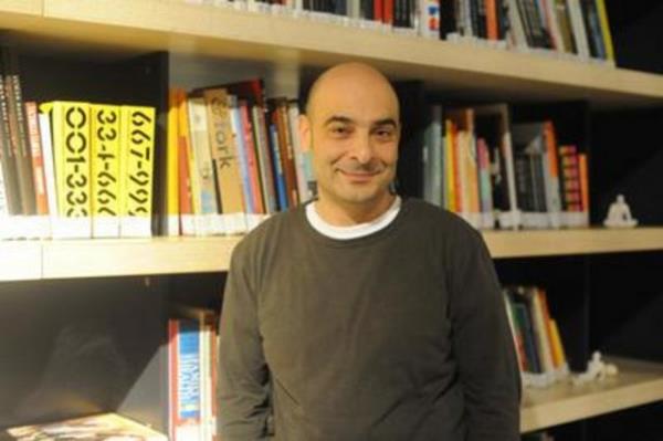 Son olarak Ar Roman Yeni dnya dizisinde rol alan Murat Daltaban'n ei de tiyatro kkenli.