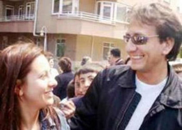 Neslihan Hanm sanat ynetmeni. ift ayn irket bnyesinde alrken tant.