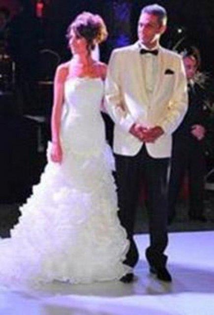 Yeralt dnyasnn nl isimlerinden Krt dris'in olu olan Ali zbir bir iadam. Bir mzik yapm irketi var gayrimenkul ii yapyor ve ayn zamanda Bykada'da da bir otelin sahibi.