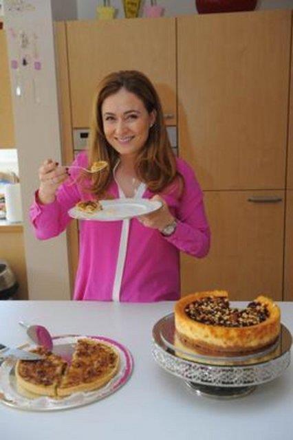 Ceyda Dvenci de sektr dndan bir e semiti.