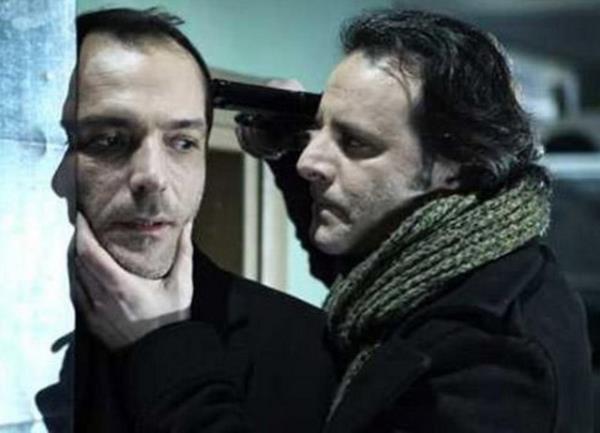 nl oyuncu Muhammet Uzuner de eini kendi meslektalar arasndan seti.