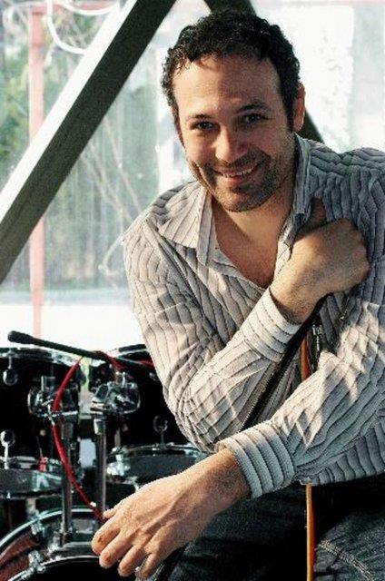 Tiyatro ve TV oyuncusu Levent zmc'nn ei de sektr dndan.