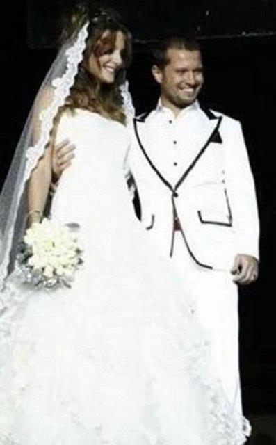 Ozan Doulu'nun ei Ece Doulu, bir internet dergisinin yazarlarndan.