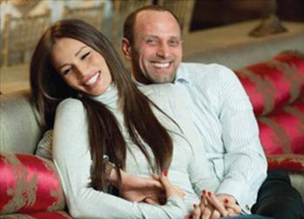 Eski mankenlerden Gzide Duran ei, Adnan Aksoy ise  adam.