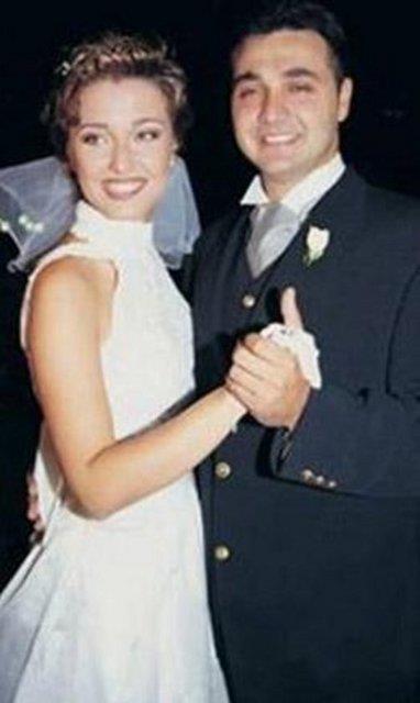 Berna Lain ocukluk ak Tolga Eiz ile evli.