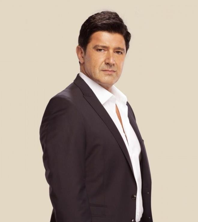 Eitimini tamamlayan Hakan Ural, o dnemin devleen isimlerinden biri olan Sibel Can'la sesiz bir ekilde evlendi.