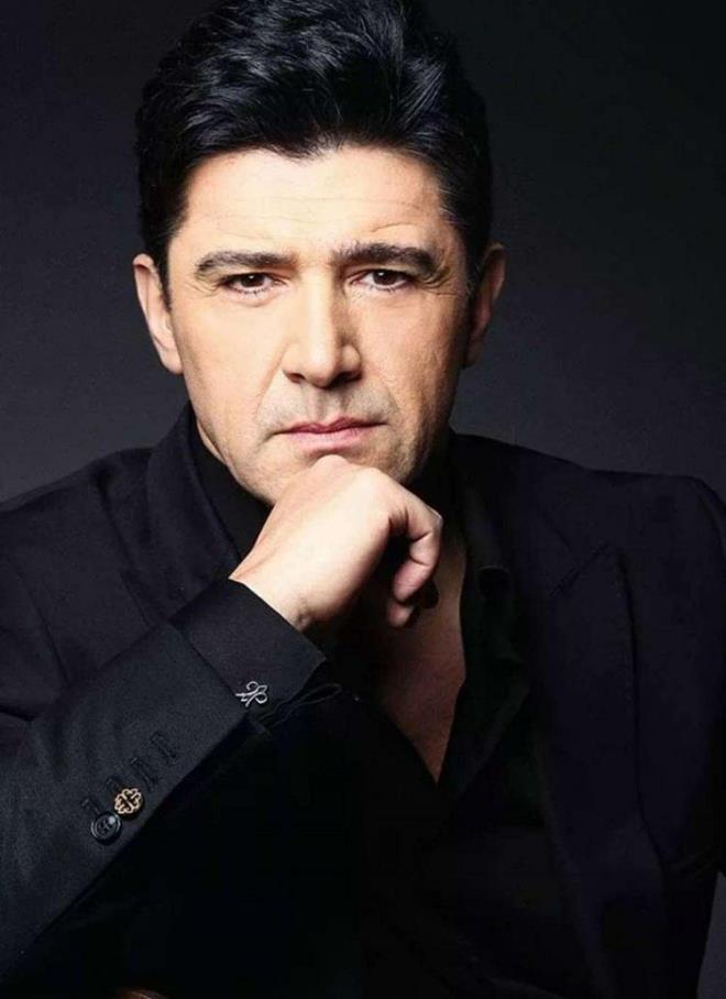 ocukluk dneminden bahsederken yaad zorluklar anlatan Hakan Ural, 16 yanda mankenlik yapmaya balad.