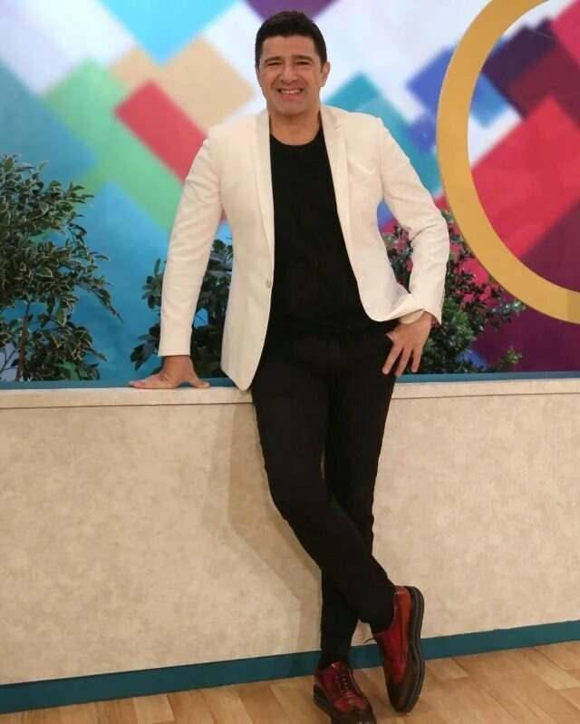 PAYLAIMI DKKAT EKT!  <br>  Gemi yllara ait bir aile fotorafn paylaan Ural, babas Hikmet Ural'n Babalar Gnn kutlad.