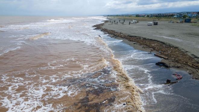 Belediye Bakan Ahmet Acar, bu ay banda turizm sezonu iin hazrladklar sahilin, dn akam etkili olan kuvvetli yan ardndan dere ve nehir yataklarndan denize dklen atklar nedeniyle kullanlamaz hale geldiini belirtti.