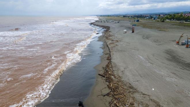 Acar, blgede temizlik almalar balattklarn ve belediye ekiplerinin en ksa srede sahili vatandalarn kullanmna sunacaklarn kaydetti.
