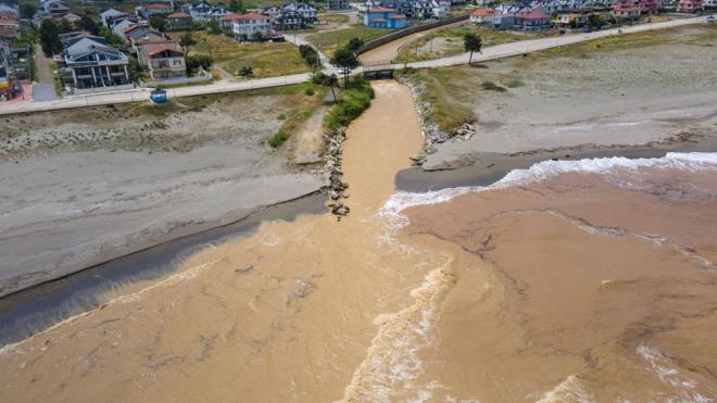 Suyun, rengi kahverengiye dnen ky eridi ve kirlilik havadan grntlendi.