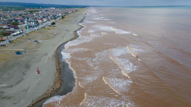 16 kilometrelik sahil eridinde suyun rengi kahverengiye dnerken ok sayda plastik ie, kaya, aa ve odun paralar ile tbbi atklar yer yer plajda kirlilik oluturdu.