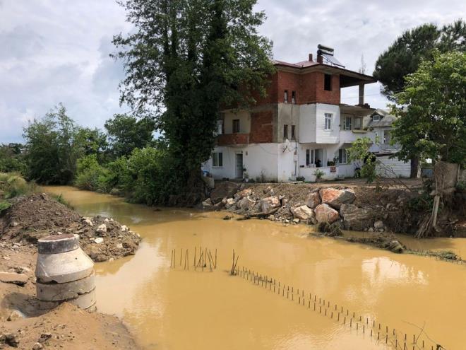 NAAT HALNDEK KPR YIKILDI    Kocaali ilesindeki Alandere Mahallesi'nde etkili olan saanan neden olduu selde inaat halindeki beton kpr tamamen ykld. Kpr, sulara gmld.