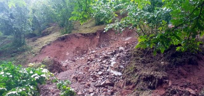 Yalar sebebiyle Yeilky ile Kurudere Mahallesi arasndaki yolda heyelan meydana geldi. Yol ulama kapand.