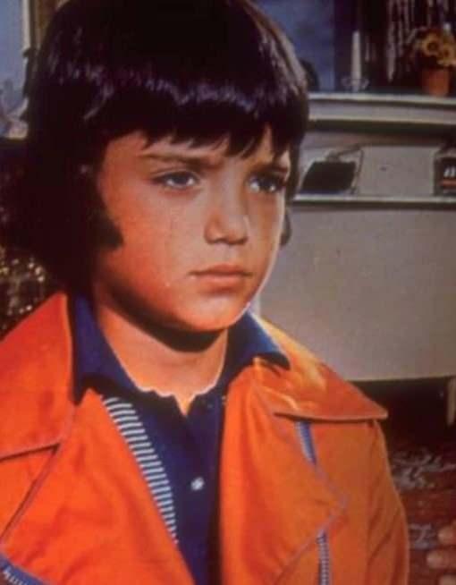 "ALACAKLI OLDUUMUZ DAVADA SULU IKTIK, SEZER CEZA ALDI"  <br>  Olunun daha nce uyuturucu ve silah kaakl ve tehdit sularndan dolay sabkasnn olduunu bu sebepten de hapis cezas aldn syleyen anne, szlerine yle devam etti: "Ben de bu durumu gurur meselesi yaparak avukatma paray almak iin dava amasn istedim. Dava ald ve ekin karlksz olduu ile imzann sahte olduu ortaya kt. Doktor da ekin kendisinin deil de bizim olduunu sylemi. Mahkemede ofrm ve muhasebecim de ifade verdi. Benim irketimde 20 bin lira alacakl olduumuz falan kaytl. Olayn sonunda da suu benimle Sezer'in zerine kt. Ben daha nce bir olaya karmadm iin beraat ettim ama Sezer'in daha nceden cezas olduu iin o 8 sene cezas kt ve 8 ay hapis yatacak."