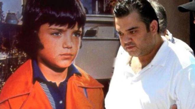 Sezercik rolyle hafzalara kaznan ve daha nce farkl sularla hakim karsna kan Sezer nanolu'nun sahte senetle yargland davada hapse girdii ortaya kt. 1 haftadr cezaevinde olan nanolu'nun annesi, alayarak olunun kendisinin yznden hapse girdiini aklad.