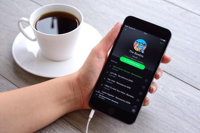 Spotify, daha nceden HiFi zelliini 2021'in sonuna kadar premium olarak piyasaya srmeyi planladn duyurmutu.    Apple Music ve Amazon Music'in ekstra cret demeden bu zellii kullanclarna sunmasnn ardndan Spotify, bu zellii kartmay ertelediini bildirdi.