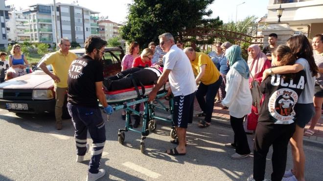 Antalya?nn Manavgat ilesinde ehliyet snavna hazrlanan Elif zdemir?in kulland 07 LF 700 plakal otomobil, geri geri giderken yolun karsndaki bahe duvarna arpt.