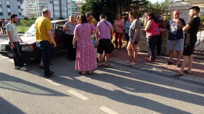 Yarallar, salk ekibinin olay yerindeki mdahalesinin ardndan ambulansla hastaneye kaldrld.