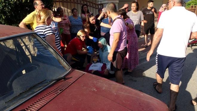 Kazada, otomobil srcs Elif zdemir ile otomobili durdurmak iin otomobilin kapsn aarak el frenini ekmeye alan babas Mustafa zdemir yaraland.