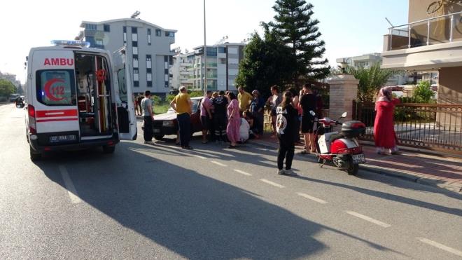 Elif zdemir?in ehliyet almak iin kursa yazld, ara kullanmay renmek iin babasyla alma yapmaya hazrlanrken arac park halindeki yerden karmak istedii srada fren yerine gaza bast iin kazann meydana geldii bildirildi.