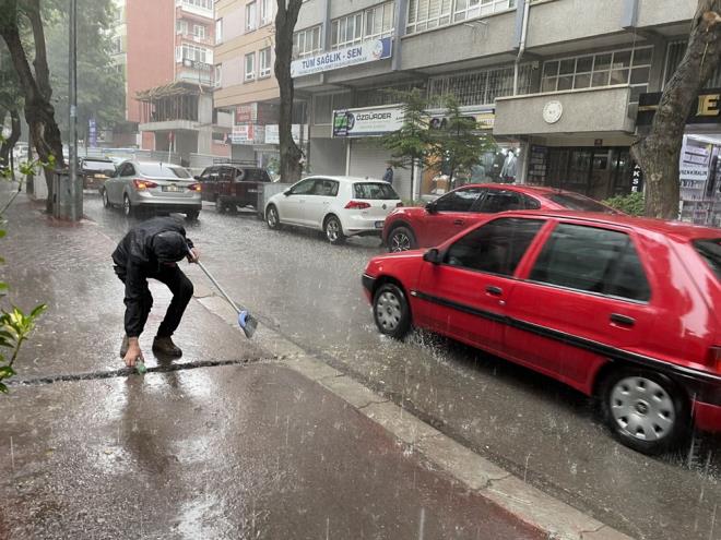 SU BASKINLARI YAANDI    Altnda ilesi Siteler Sargl Caddesi'nde baz i yerlerini su bast, belediye ekipleri dkkanlardan suyun tahliyesi iin alma balatt.