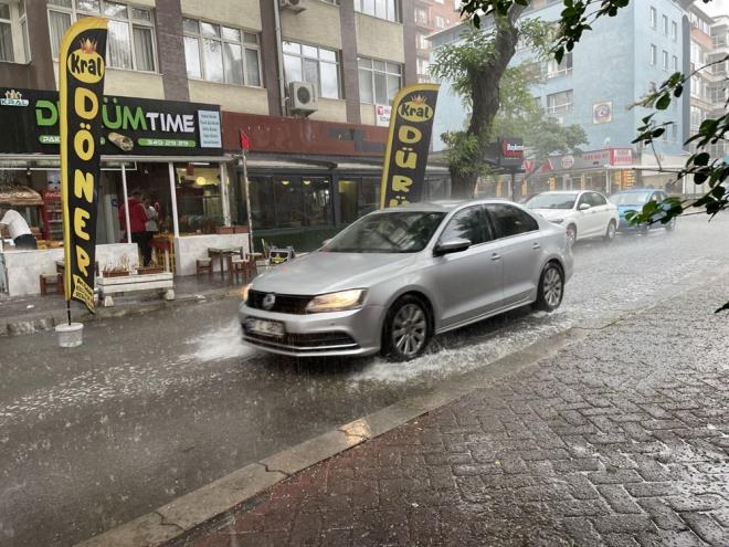 Aniden bastran saanak nedeniyle baz sokak, cadde ve alt geitlerde su birikintisi oluurken, trafikte aksamalar yaand.