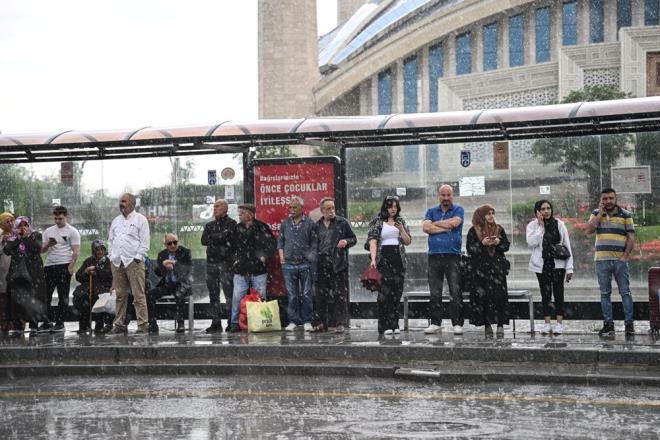 Saanaa hazrlksz yakalanan vatandalar, otobs ve metro duraklar ile bina saaklarna snd.