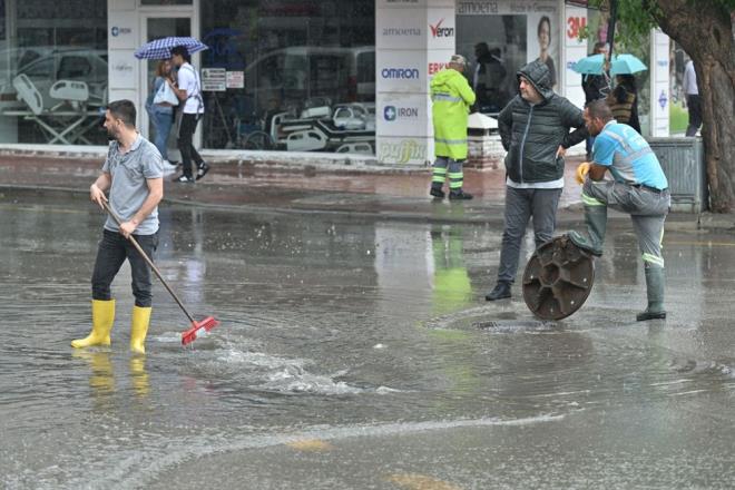 Baz atlyelerin depolarn su basmas sonucu burada bulunan mobilya malzemeleri zarar grd.