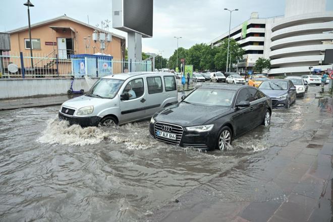 BAZI ARALAR YOLDA MAHSUR KALDI    Mamak Belediyesi yaknndaki kprnn altnda biriken suda baz aralar mahsur kald.