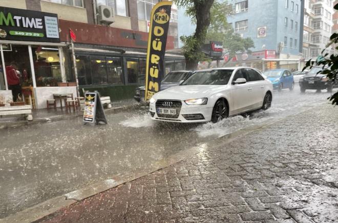 Ankara'da le saatlerinde balayan kuvvetli ya hayat olumsuz etkiledi.