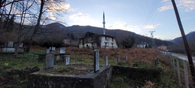 Kastamonu?nun Cide ilesine bal Mencekli kynde yer alan Merzifonlu Kara Mustafa Paa tarafndan yaptrlan ve 600 yllk olduu belirtilen cami ile caminin bahesinde bulunan mezarlar, definecilerin hedefi oldu.
