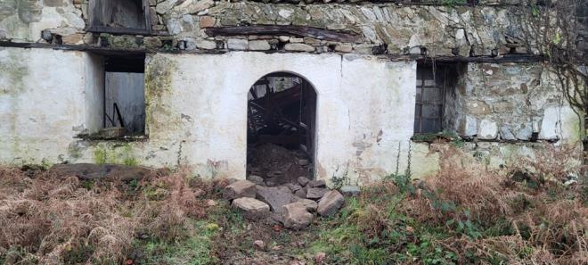 Atl durumda bulunan Cide Karamustafa Paa Camisinin ierisinde kaak kaz yaplmasndan tr derin ukurlar olutu. Ayrca cami bahesinde bulunan mezarlarnda talar krld, baz mezarlarn ierisi kazlarak zarar verildi.