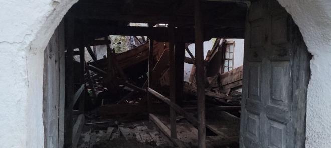 Tarihi caminin hemen giriinin defineciler tarafndan kazldn belirten ky sakinlerinden Mustafa Ba, ?600 yllk camimiz. Merzifonlu Kara Mustafa Paa tarafndan yaptrlm. Camimizi bu halde grmekten dolay zgnz.? dedi.