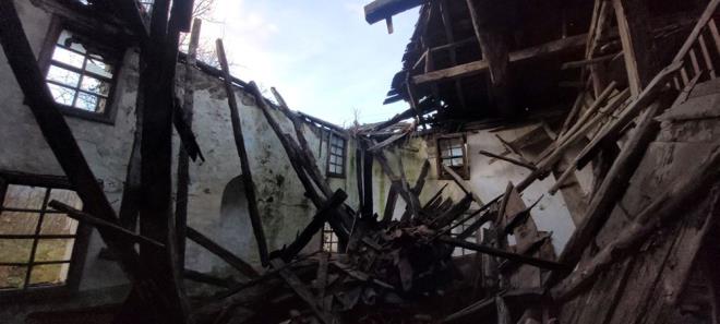 Kyller, atl vaziyette kalan ve bakmszlktan ats dahi birok yeri yklan tarihi caminin, restore edilerek tekrar ayaa kaldrlmasn istiyor.