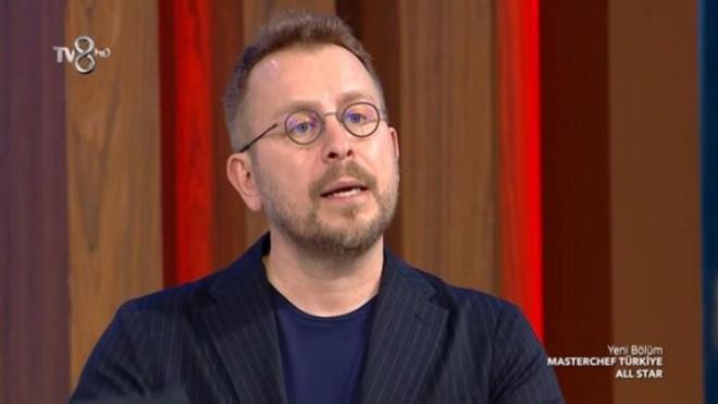 Aile, Elbistan'da depreme yakalanyor. Asansrdeler ve kk kzlar eksi birinci katn tuuna basyor. Aslnda evleri yedinci katta. Kk kzn eksi bire basmasyla belki de onlar korunuyorlar. Asansr tekrar yukarya kmadan bina zerlerine yklyor. Binann altnda bir yaam alannda kalyorlar. Normalde asansr tavsiye edilmez ama byle bir ans. O arada da evin byk olu darda.