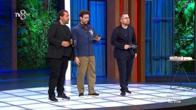 Darda olunca evin halini gryor ve keder balyor. Kaz aletleri su borusunu patlatyor ve asansr su doluyor. Asansrdeki aile gs hizasna kadar su iinde kalyorlar. Kz ocuu dokuz yanda olduu iin annesi omzuna alyor suyla temas etmesin diye.