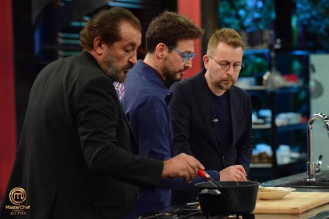 Depremin merkez ss Elbistan'da depremzedeler ve blgede grev yapanlar iin "Yeniden Hayat Lokantas"n aan nl ef mr Akkor ise ''Bu sektrde kim emek veriyorsa herkes tan altna elini koydu. Allah herkesten raz olsun. Biz Danilo'yu sosyal medyada hi grmedik ama orada nasl esti'' dedi ve yle konutu:    "Biz ilk bir hafta alanda altmz iin, hem enkaz banda hem hastanede hem de getir gtr ilerinde alyorduk. nc ve drdnc gn hastanedeydim. Hastaneden karken bir aile grdm ve o kadar mutlu grnyorlard ki. Drt gn sonra kurtarlan tandklarnn hastanede olduunu sylediler. Ailenin oda numarasn aldm ve ziyarete gittim hemen 'gemi olsun diyelim' diye.