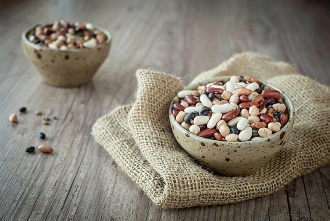 FASULYE<br>    i fasulye, piirilerek karlmas gereken zararl tatsz bir toksin ierir. Krmz ve bbrek fasulyesi zellikle toksiktir, ancak dier tipler de zehirlenme riski tar. Fasulyeleri kaynatmadan ierisinde bulunan toksinler yok edilemez...