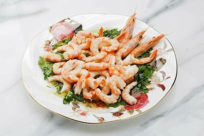 KARDES  <br>  Karides iftliklerde yetitirilir. Enfeksiyonlarn, hastalklarn ve parazitlerin yaylmasn nlemek iin, iftiler hayvanlarn yemini antibiyotiklerle pompalar ve sular pestisit ve fungisitlerle doldururlar. Klor da dahil olmak zere byk miktarda kimyasal katk maddesi iine eklenir.