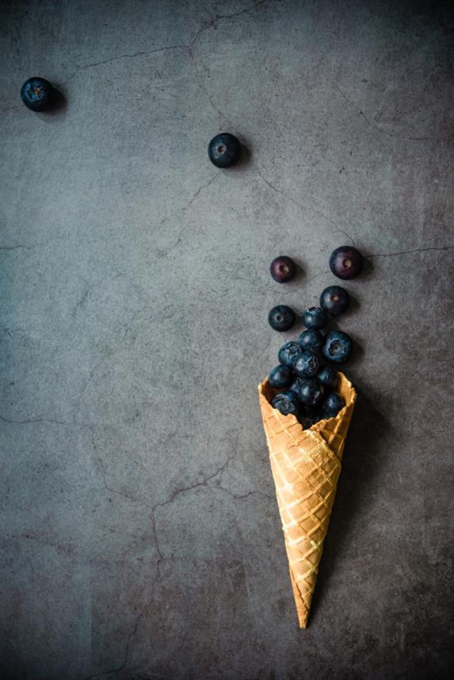 Yaban mersinin iinde bulunan lif, potasyum, folat, C vitamini, B6 vitamini kalp saln destekler. Yaban mersininin kolesterol iermemesi de kalp sal asndan nemlidir. zellikle yaban mersininin liften zengin yaps kandaki kt kolesterol miktarn azaltmaya ve dolays ile kalp hastal riskini drmeye yardmc olur. B6 vitamini ve folat, kalp sorunlarna yol aabilen yksek homosistein dzeylerinin drlmesini salar.