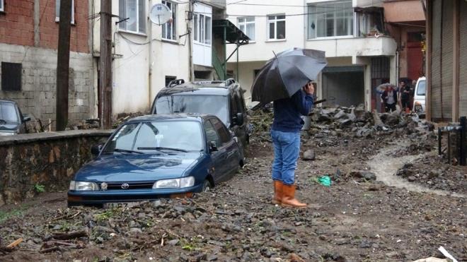 Giresun'un Durolu beldesinde saanak nedeniyle su basknlar ve heyelanlar olutu.