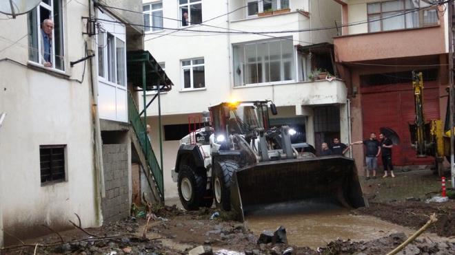 Meteorolojik uyar nedeniyle geceden bu yana hazrlkl olarak ya beklediklerini aktaran etin de, "Can kayb u an itibaryla yok ama sadece bir yerden haber alamadk. Bir tane evin ykldn duyduk alayan Mahallemizde." dedi.
