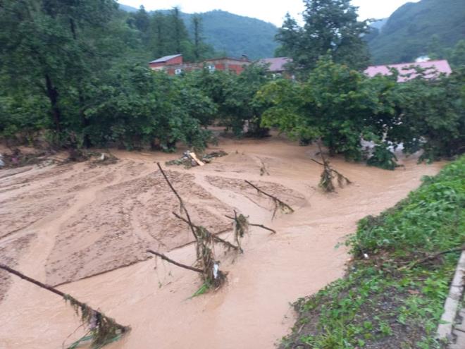 Durolu Belde Belediye Bakan Halil etin, gazetecilere, ya nedeniyle beldenin farkl blgelerinde heyelanlarn yaandn syledi.