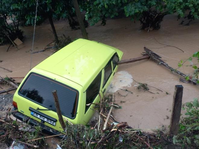 Gece saatlerinde etkisini artran saanak dolaysyla yamalardan srklenen birikintiler, belde merkezinde hasara neden oldu.