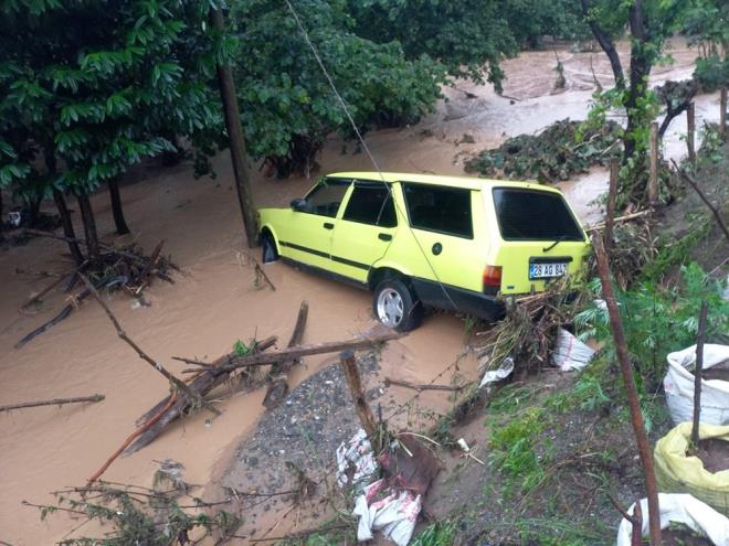 Beldede ou yolun kapal olduunu dile getirerek, ekiplerin i makineleri ile almalara devam ettiini szlerine ekledi.