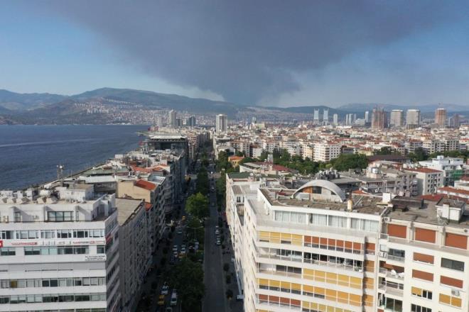Manisa'da dn kan byk yangn glkle kontrol alna alnrken, yangn nedeniyle  ykselen dumanlar zmir'den de grlmt.