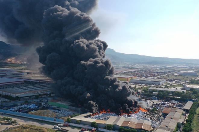 Yangnla ilgili Manisa l Salk Mdrl de yazl bir aklama yaparak, vatandalara nemli bir uyarda bulundu.    Aklamada, alevlerin elyaf, plastik, naylon, strafor gibi malzemeleri tututurduu belirtilerek, duman seviyesinin olduka yksek olduu hatrlatld.